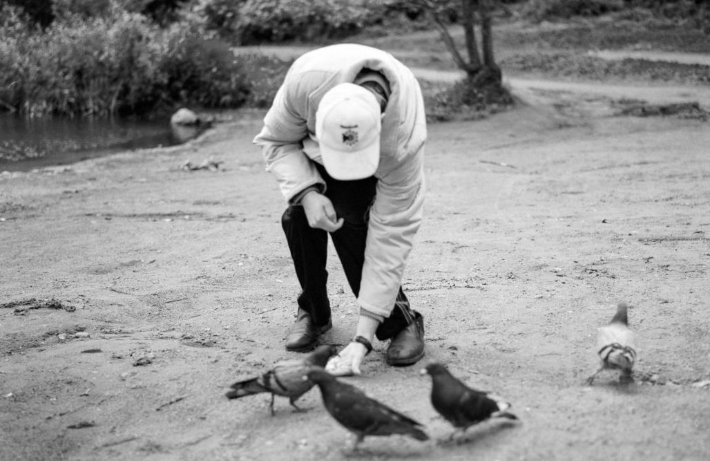 Миша кормит голубей на прогулке