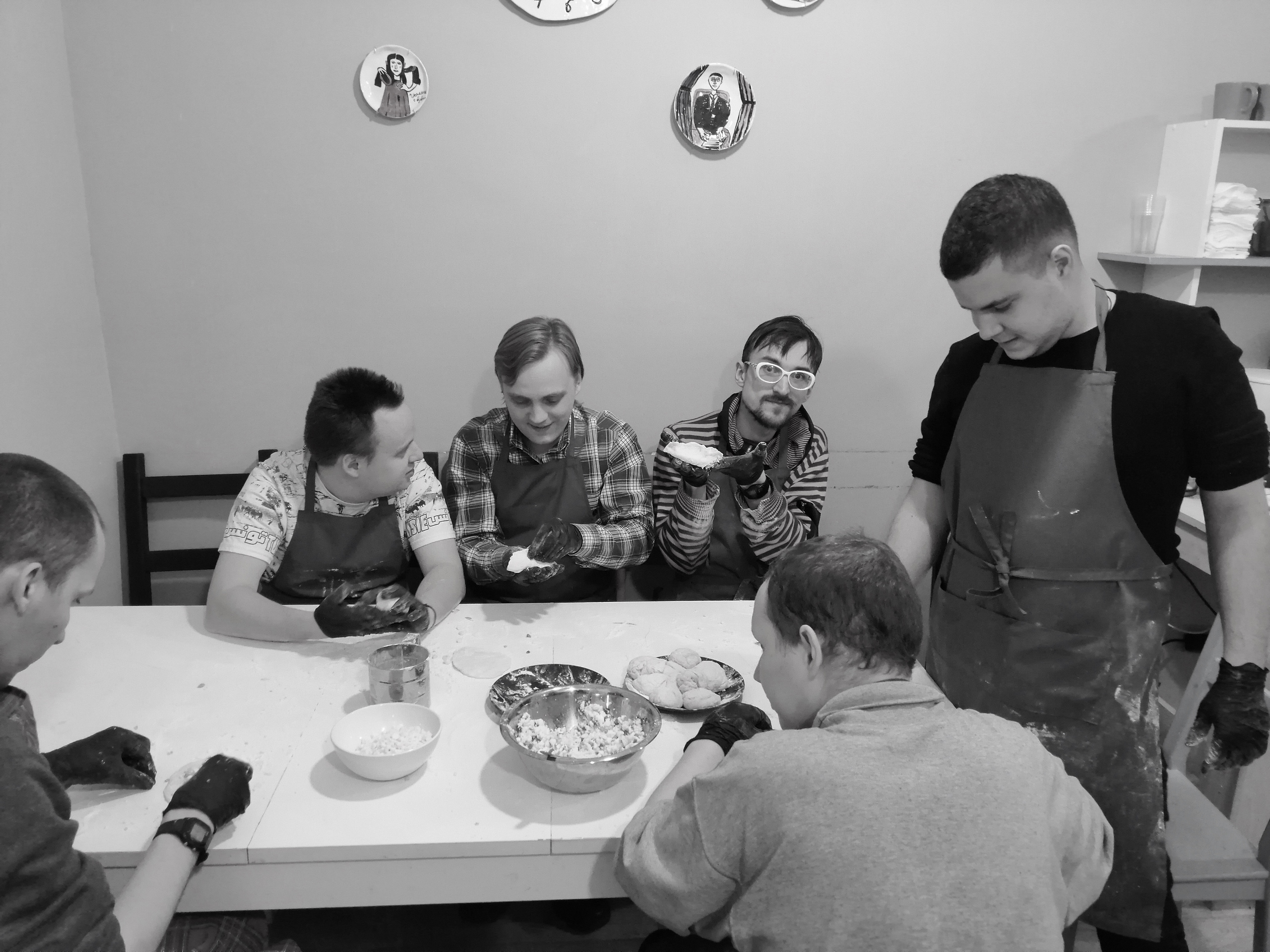 Ваня (справа) на кухне Центра